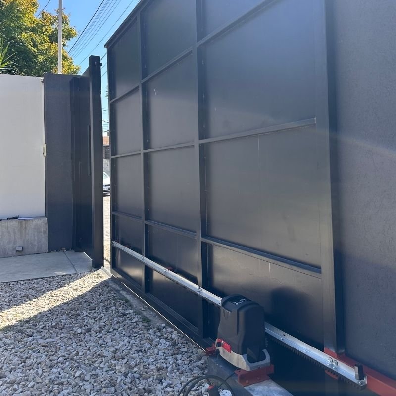 Automatización de portón corredizo con motor ZEC Z-NEED. Automatización completa de portón corredizo con motor ZEC Z-NEED de alta velocidad. Se instalaron la cremallera, sistema eléctrico y finales de carrera. Trabajo realizado por HERREELEC.